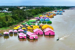 Làng bè sắc màu Ngã ba sông Châu Đốc (An Giang) điểm đến hấp dẫn nhiều du khách.