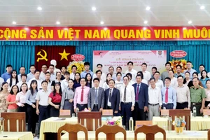 Đại biểu và học viên lớp đào tạo tại Lễ khai giảng.