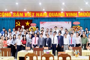 Đại biểu và học viên lớp đào tạo tại Lễ khai giảng.