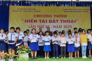 Chương trình "Hiền tài Đất Thoại" trao quà "Khuyến học - khuyến tài" cho học sinh.