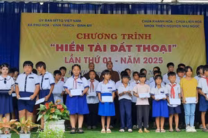 Chương trình "Hiền tài Đất Thoại" trao quà "Khuyến học - khuyến tài" cho học sinh.
