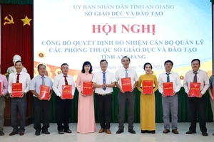Ông Trần Quang Bảo, Giám đốc Sở GD&ĐT tỉnh An Giang trao quyết định điều động, bổ nhiệm và phân công công chức.