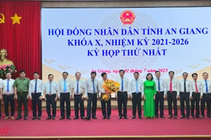 Thành viên UBND tỉnh An Giang ra mắt các đại biểu. (Ảnh: P.H)