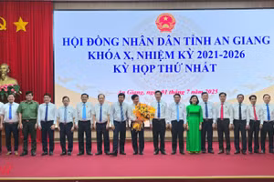 Thành viên UBND tỉnh An Giang ra mắt các đại biểu. (Ảnh: P.H)