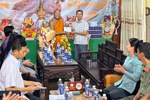 Ông Danh Tha - Phó Giám đốc Sở Dân tộc và Tôn giáo tỉnh An Giang tặng quà chúc mừng Hòa thượng Chau Sơn Hy.