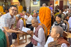 Ông Danh Tha - Phó Giám đốc Sở Dân tộc và Tôn giáo tỉnh An Giang tặng quà Tết cho bà con Khmer.