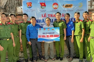 Trao tặng Nhà Đại đoàn kết cho gia đình khó khăn. 