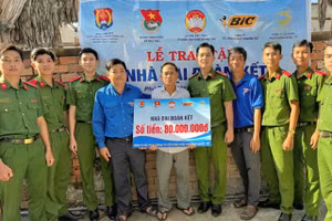 Trao tặng Nhà Đại đoàn kết cho gia đình khó khăn. 