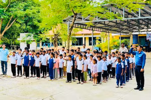 Đoàn viên, giáo viên và học sinh dân tộc Khmer tham gia Lễ chào cờ hành trình "Tôi yêu Tổ quốc tôi". 