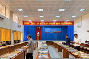 Các tác phẩm tham dự Hội thi vẽ tranh "Dấu ấn thời gian qua những trang sách". Ảnh: T.V An Giang.