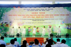 An Giang khai mạc "Hội thi sân khấu hóa các câu chuyện Văn học dân gian bằng tiếng Anh" cấp Tiểu học năm học 2024 - 2025. (Ảnh: Trọng Nhân)