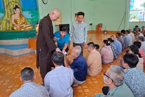 Trao tặng quà hỗ trợ người mù khó khăn.