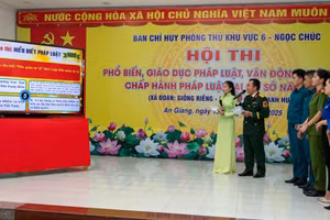 Các đội thể hiện phần thi Hiểu biết pháp luật.