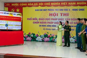 Các đội thể hiện phần thi Hiểu biết pháp luật.
