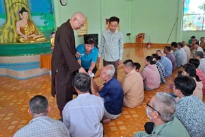 Trao tặng quà hỗ trợ người mù khó khăn.