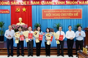 Lãnh đạo Tỉnh ủy An Giang trao quyết định và tặng hoa chúc mừng các nhân sự. (Ảnh: D.A)