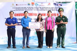 Trao kinh phí thực hiện Chiến dịch "Kỳ nghỉ hồng". 