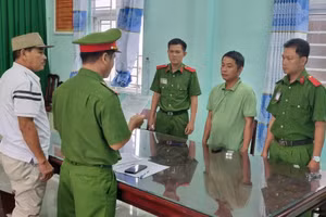 Công an Kiên Giang bắt giam nguyên nhân viên ngân hàng lừa đảo chiếm đoạt tài sản. (Ảnh: Văn Vũ) 
