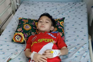 Bé Phạm Quốc Trọng (học sinh lớp 1) đang điều trị tại Bệnh viện Nhi đồng TPHCM.