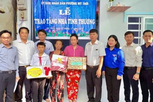 Lễ trao tặng nhà tình thương cho học sinh khó khăn.