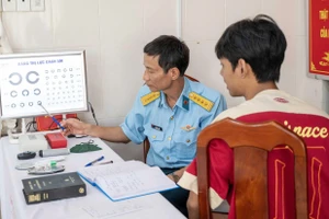 Khám tuyển phi công quân sự tại An Giang.