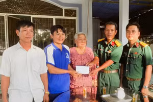 Đại diện Trung đoàn 892 trao hỗ trợ đỡ đầu cho em Phan Long Khải.