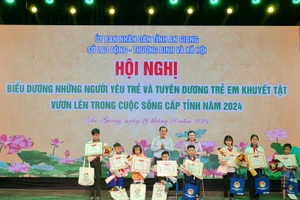 An Giang tuyên dương những người yêu trẻ và trẻ em khuyết tật vươn lên trong cuộc sống năm 2024.