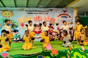 "Ngày hội sách" dành cho trẻ dân tộc Khmer xã Ô Lâm, tỉnh An Giang.