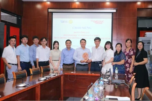 Đại diện Trường Đại học An Giang và đoàn công tác của Báo Giáo dục và Thời đại chụp ảnh lưu niệm. 