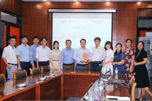 Đại diện Trường Đại học An Giang và đoàn công tác của Báo Giáo dục và Thời đại chụp ảnh lưu niệm. 