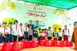 Trao 100 phần quà Tết trong Chương trình "Tết cho em".