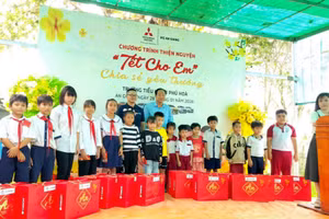 Trao 100 phần quà Tết trong Chương trình "Tết cho em".