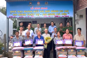 6 hộ gia đình ở xã Phú Hòa (tỉnh An Giang) được tặng nhà Đại đoàn kết.