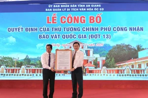 Ông Nguyễn Khánh Hiệp, Giám đốc Sở VH&TT tỉnh An Giang (bên trái) trao quyết định của Thủ tướng Chính phủ công nhận 2 Bảo vật Quốc gia cho BQL Di tích văn hóa Óc Eo.