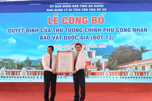 Ông Nguyễn Khánh Hiệp, Giám đốc Sở VH&TT tỉnh An Giang (bên trái) trao quyết định của Thủ tướng Chính phủ công nhận 2 Bảo vật Quốc gia cho BQL Di tích văn hóa Óc Eo.