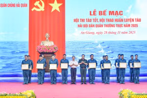 Trao khen thưởng các tập thể đạt thành tích cao tại Hội thi, Hội thao.