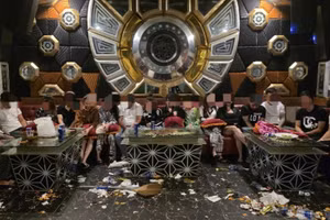 Các nam, nữ thanh niên tổ chức "bay lắc" trong quán karaoke.