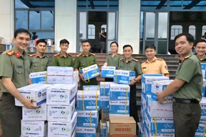 Công an An Giang đồng hành cùng đồng bào miền Trung bị ảnh hưởng bão lũ.