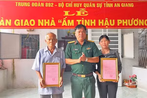 Bàn giao nhà “Ấm tình hậu phương” cho gia đình ông Nguyễn Văn Đem, ngụ xã Óc Eo, tỉnh An Giang.