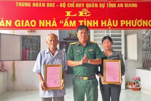 Bàn giao nhà “Ấm tình hậu phương” cho gia đình ông Nguyễn Văn Đem, ngụ xã Óc Eo, tỉnh An Giang.