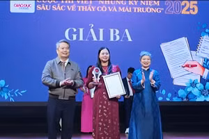 Cô giáo Phạm Thị Kim Dung (giữa) đạt giải Ba cuộc thi viết “Những kỷ niệm sâu sắc về thầy cô và mái trường” do Bộ GD&ĐT cùng Báo Giáo dục và Thời đại tổ chức.