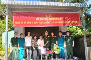 Trao nhà "Tình đồng đội" cho gia đình ông Chau Sin.