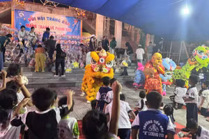 Rộn ràng chương trình "Mang trăng về phum sóc".