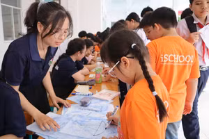 Học sinh sôi nổi tham gia Ngày hội trải nghiệm toán học.