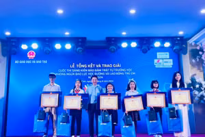 Em Nguyễn Lâm Nhã Uyên (đứng giữa) tại Lễ trao giải.