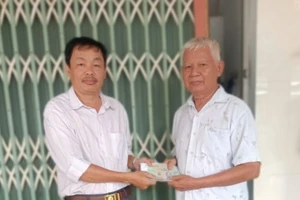 Trao chuyển tiền các nhà hảo tâm ủng hộ em Chau Na Vuône. 