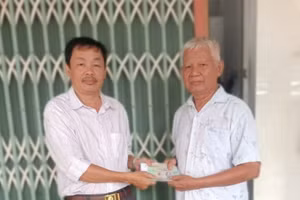 Trao chuyển tiền các nhà hảo tâm ủng hộ em Chau Na Vuône. 