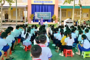 Nhiều trường học ở An Giang quyên góp ủng hộ đồng bào vùng bão lũ.