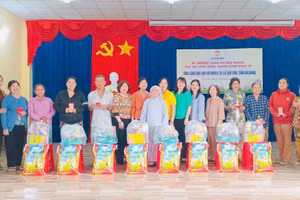 Trao quà cho hộ khó khăn trên địa bàn tỉnh An Giang.