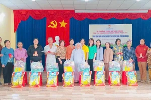 Trao quà cho hộ khó khăn trên địa bàn tỉnh An Giang.